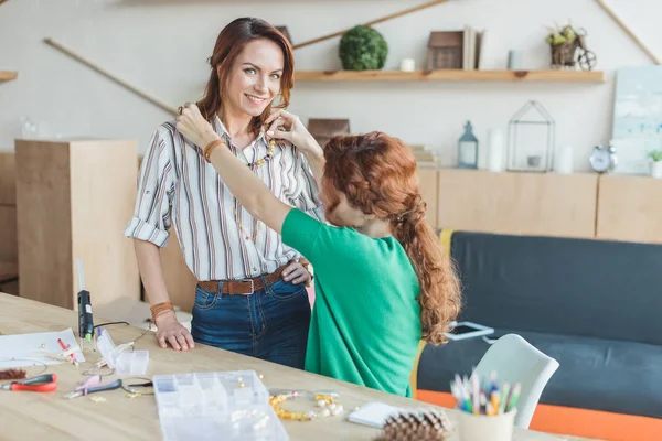 Attraktive Unge Kvinner Som Prøver Håndlaget Halskjede Arbeidsplassen – stockfoto