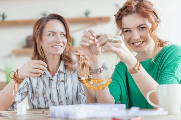 Glückliche Junge Frauen Basteln Halskette Werkstatt — Stockfoto