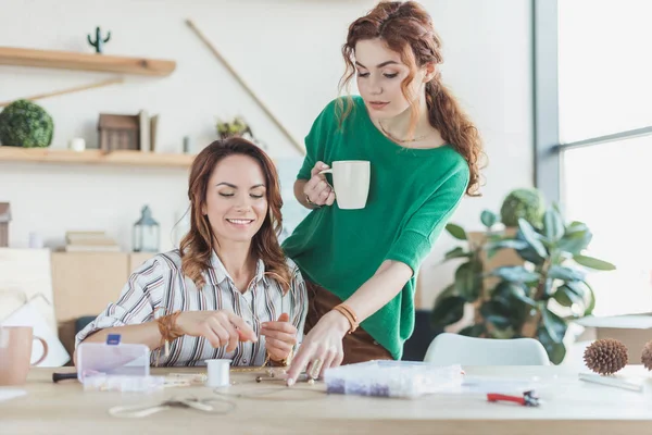 Unga Kvinnor Som Gör Tillbehör Handgjorda Workshop — Stockfoto