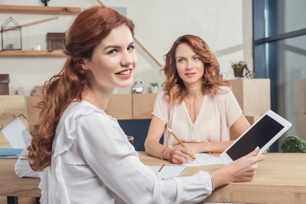 Hermosas Jóvenes Empresarias Que Trabajan Juntas Oficina Moderna — Foto de Stock