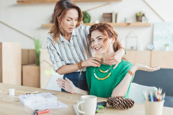 Mujeres Jóvenes Felices Probándose Collar Hecho Mano Taller — Foto de Stock