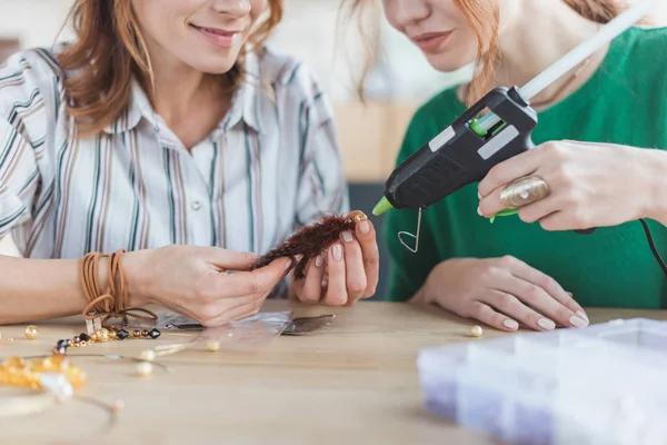 Tiro Recortado Mulheres Fazendo Acessório Com Pistola Cola — Fotografia de Stock