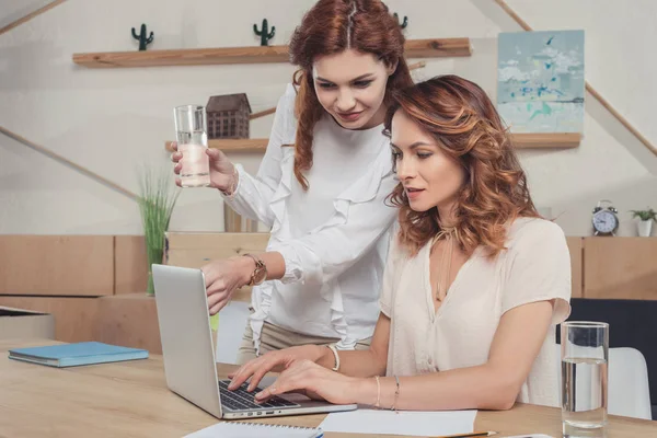 Tânără Femeie Afaceri Care Lucrează Împreună Laptopul — Fotografie, imagine de stoc