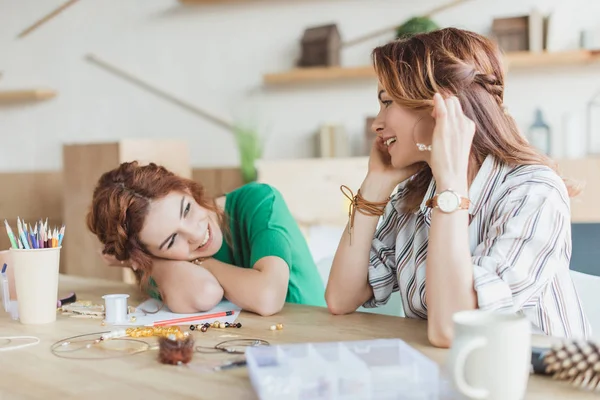 Mujeres Jóvenes Probándose Pendientes Hechos Mano Taller — Foto de Stock