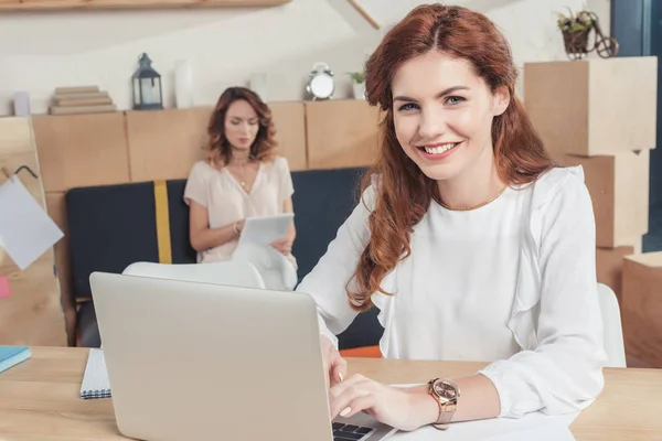 Joven Mujer Negocios Que Trabaja Con Ordenador Portátil Oficina Mientras — Foto de Stock