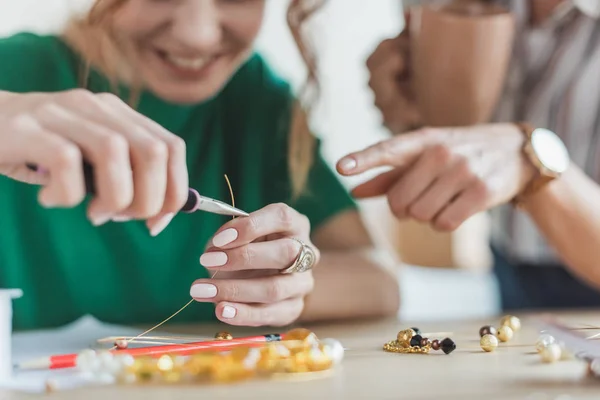 Beskuren Bild Kvinnor Som Gör Tillbehör Med Returer Tång Verkstad — Stockfoto