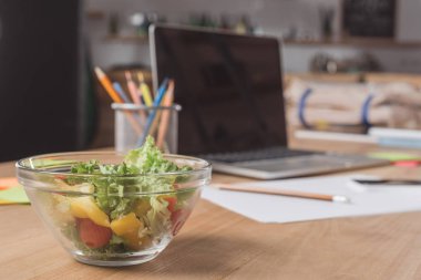 İşyeri dizüstü bilgisayar ve sağlıklı salata yakın çekim çekim