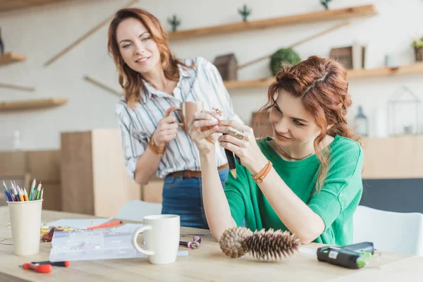 Glade Unge Kvinner Som Lager Tilbehør Verkstedet – stockfoto