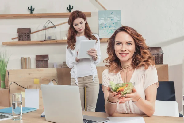 Young Manageress Holding Bowl Salad Workplace Looking Camera While Her — Stock Photo, Image