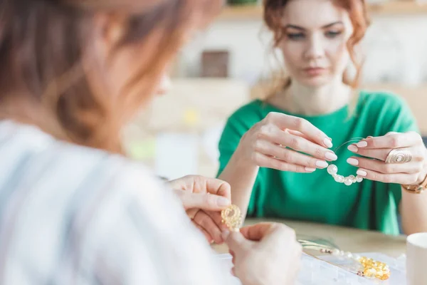 Mujeres Jóvenes Enfocadas Haciendo Accesorios Taller —  Fotos de Stock