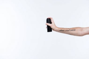 Tattoed el beyaz izole deodorant sprey ile kırpılmış görüntü 