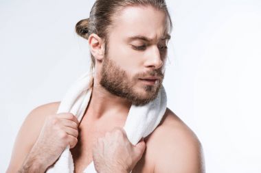 Beyaz banyo havlusu onun boynuna basılı tutup, seyir beyaz adam beyaz izole
