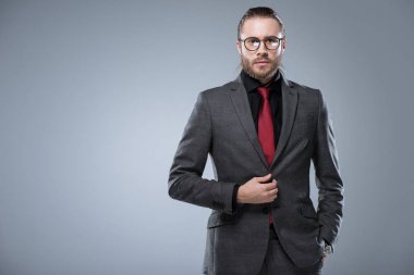 Ceket, gri izole düğmesini ayarlama bardaklarda ciddi iş adamı