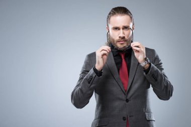 Elinde kamera, gri izole bakarak gözlüklü genç işadamı