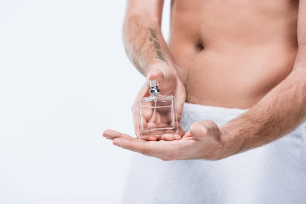 Adamın Beyaz Izole Parfüm Cam Şişe Tutan Bel Çevresinde Havlu — Stok fotoğraf
