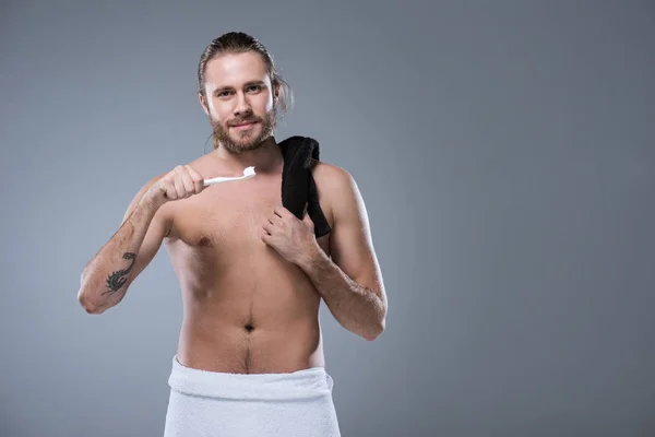 Man Black Towel Shoulder Holding Toothbrush Toothpaste Hand His Face — Free Stock Photo