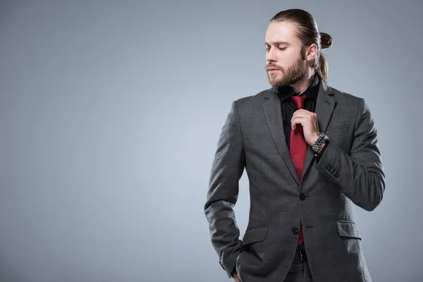 Joven Hombre Negocios Con Los Ojos Cerrados Tocando Corbata Roja —  Fotos de Stock