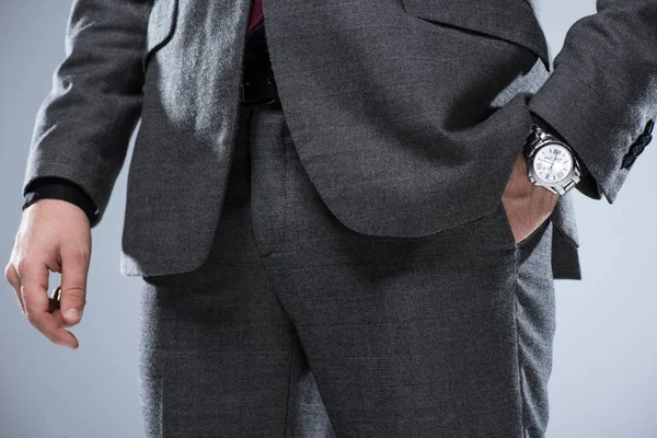 Närbild Affärsman Formell Kostym Med Handen Fickan Isolerade Grå — Stockfoto