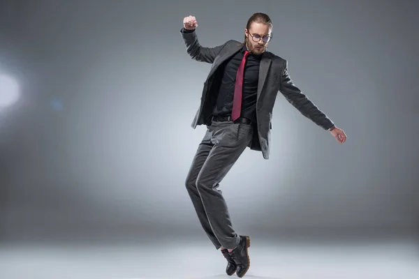 Seruoso Hombre Negocios Gafas Traje Formal Punto Saltar Con Las — Foto de Stock