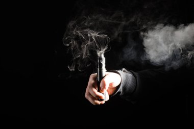 Erkek el siyah arka plan üzerine elektronik sigara aktive görünümünü kırpılmış