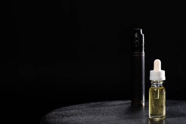 Elektronik sigara ve siyahta izole sıvı