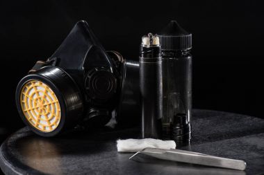 Elektronik sigara ve koruyucu Filtre maskesi siyah izole