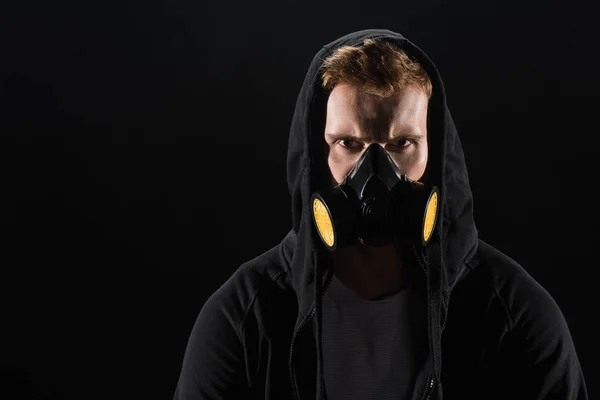 Człowiek Czarnym Kapturem Noszenie Maski Filtr Ochronny Czarnym Tle — Darmowe zdjęcie stockowe