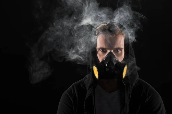 Człowiek Czarnym Kapturem Noszenie Maski Ochronne Filtr Otoczony Kłęby Dymu — Zdjęcie stockowe