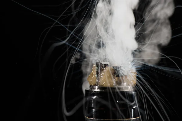 Ativando Cigarro Eletrônico Com Nuvens Fumaça Fundo Escuro — Fotografia de Stock