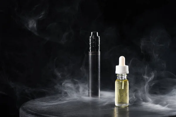 Elektronische Zigarette Und Flüssigkeit Mit Rauchwolken Auf Dunklem Hintergrund — Stockfoto