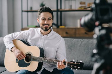 yakışıklı müzik blogger akustik gitar çalmak