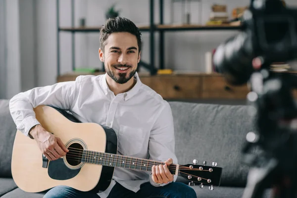 Bonito Blogueiro Música Tocando Guitarra Acústica — Fotografia de Stock