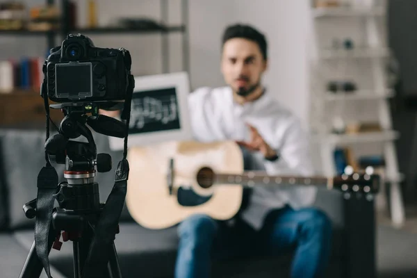 Musik Bloggare Håller Anteckningar Och Gitarr Framför Kamera — Gratis stockfoto