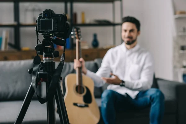 Blogueiro Música Segurando Descrevendo Guitarra Acústica — Fotografia de Stock