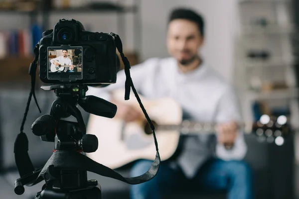 Blogger Musik Bermain Gitar Akustik Depan Kamera — Stok Foto