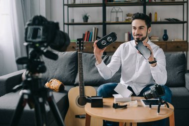 sanal gerçeklik kulaklık hakkında yeni vlog kayıt teknoloji blogger gülümseyen