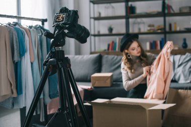 Genç Moda blogger gömlek hakkında yeni vlog kayıt
