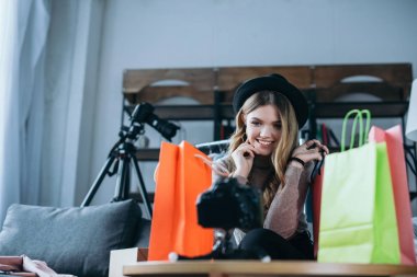 Yeni vlog kayıt gülümseyen moda blogger