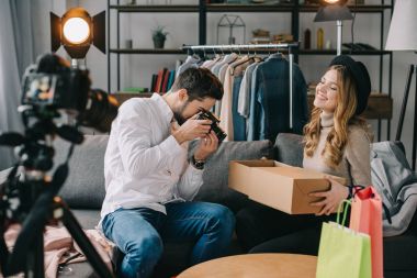 fotoğrafçı moda blogger kutusunda yeni giysileri ile çekim 