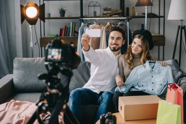 mutlu güzellik blogcular yeni jean ceket ile selfie alarak