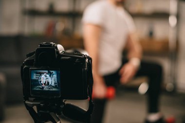 Spor Blogger dumbbells ile eğitmek nasıl gösteren resim kırpılmış