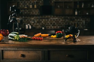 sebze, meyve ve Kameralar ile ahşap masa