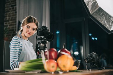 Genç gıda blogger ayakta ve kameraya bakıyor