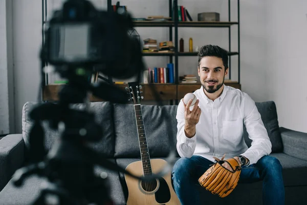 Sportovní Blogger Nahrávání Nové Video Baseballu Drží Míč Mitt — Stock fotografie