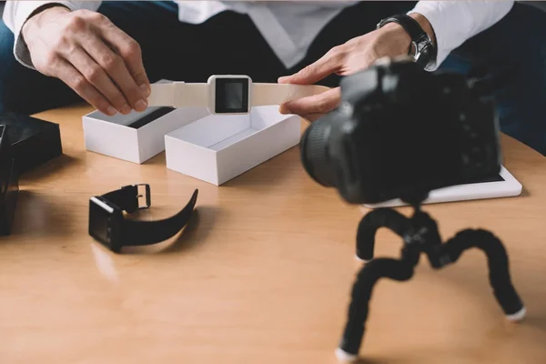 Imagen Recortada Del Blogger Tecnológico Sosteniendo Nuevo Reloj Inteligente Frente — Foto de Stock