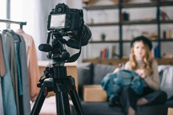 Blogueiro Moda Gravando Novo Vlog Sobre Jaqueta Jean Com Câmera — Fotografia de Stock