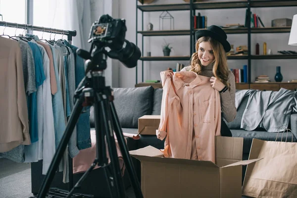 Sorridente Moda Blogger Gravação Novo Vlog Sobre Camisa — Fotografia de Stock