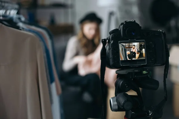 Modebloggerin Nimmt Neue Inhalte Für Vlog Mit Kamera Vordergrund Auf — Stockfoto