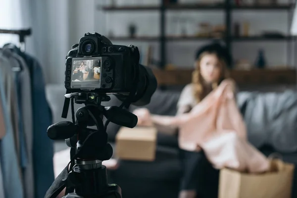 Jeune Mode Vlogger Assis Devant Caméra Avec Chemise — Photo