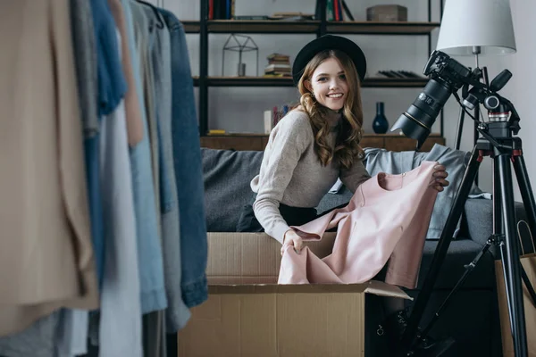 Sonriente Blogger Moda Sosteniendo Vestido Mirando Cámara — Foto de Stock